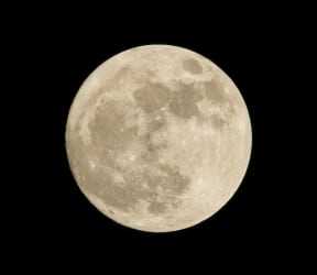 Descubre la conexión entre la luna y el sueño, y mejora tu descanso con nuestros consejos para cada fase lunar. ¡Lee ahora y duerme mejor!
