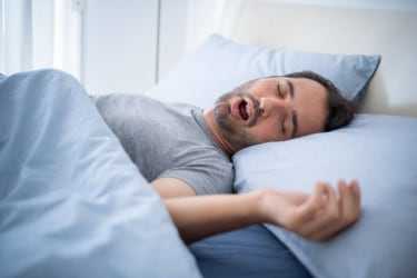 Descubre los tipos, síntomas y tratamientos de la apnea del sueño. Encuentra información sobre especialistas y cómo vivir con esta condición. ¡Mejora tu sueño ahora!