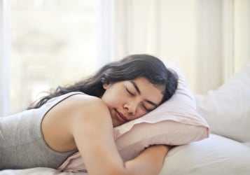 Descubre cómo mejorar la calidad del sueño antes, durante y después del período menstrual. Consejos prácticos para mujeres. ¡Duerme mejor y siéntete renovada!